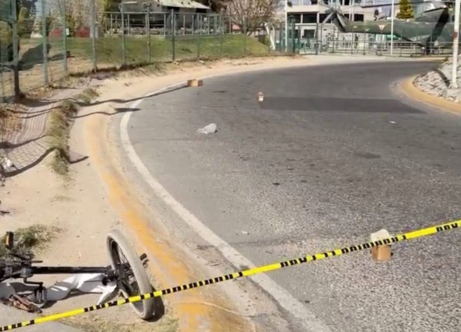 La bicicleta y el arma de fuego utilizadas por el sujeto quedaron bajo resguardo de la Guardia Civil de Tecámac. Foto Especial