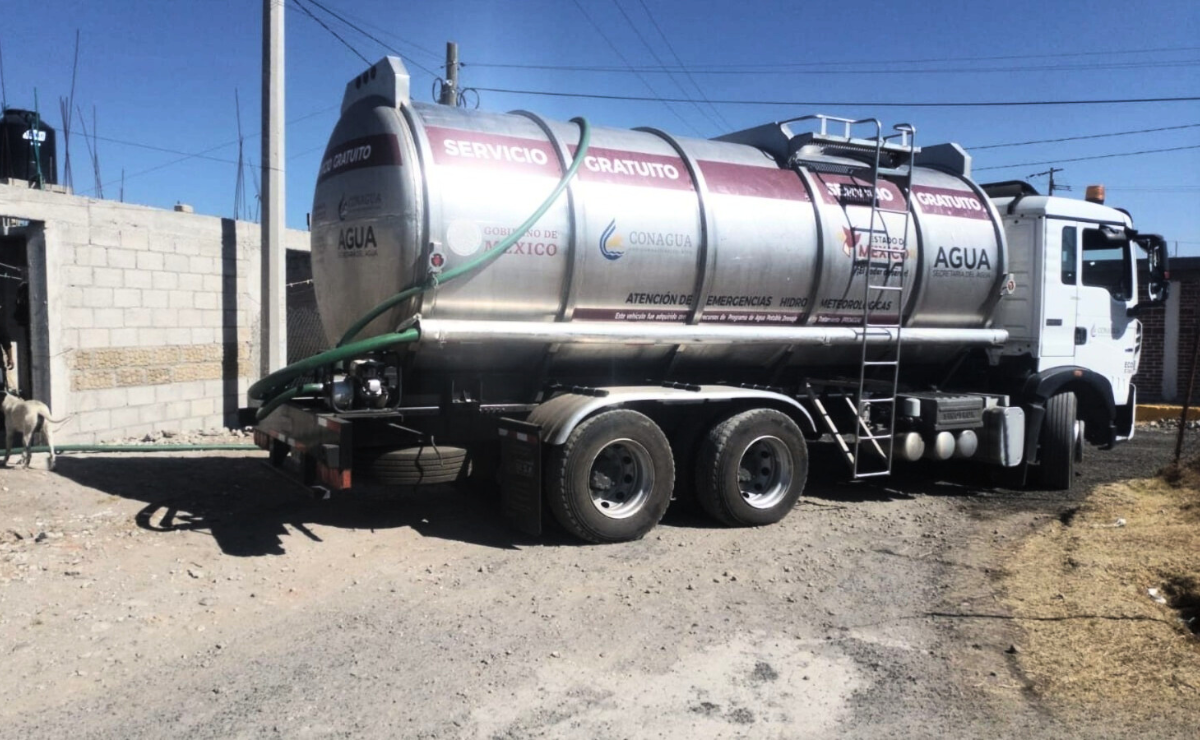 La CAEM no solo abastece agua, también desazolva canales y apoya el combate de incendios, demostrando su labor integral en el Estado de México. Foto: Especial