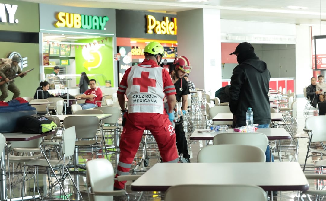 Paramédicos de la Cruz Roja Toluca atienden el incremento de llamados de auxilio derivados de las altas temperaturas. Foto Alejandro Vargas / El Universal
