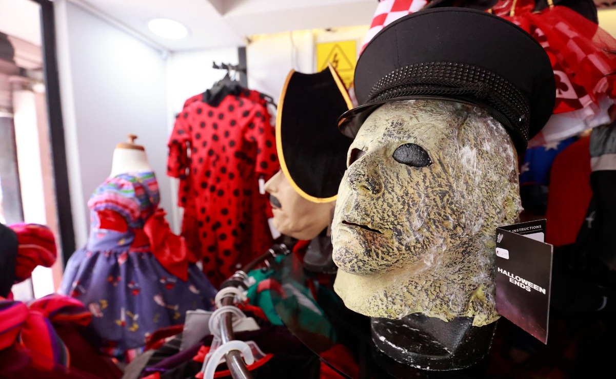 Mexiquenses listos para lucir aterradores por las calles de Toluca; así andan los precios de los disfraces