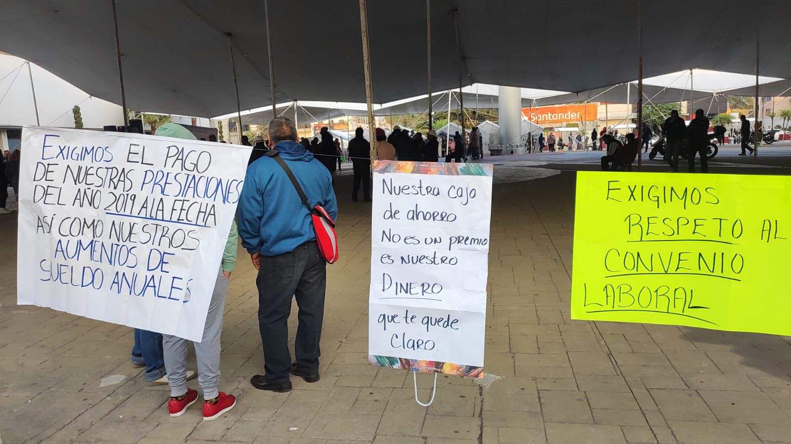 Los suteymistas colocaron cartulinas con las demandas para el gobierno. Foto Especial