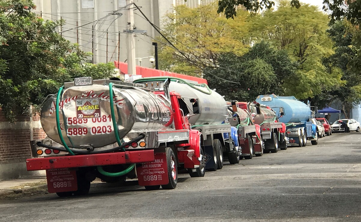 Los comerciantes han sufrido gastos económicos tras contratar pipas de agua por el desabasto de agua en Toluca. Foto: Alejandro Vargas / El Universal Estado de México