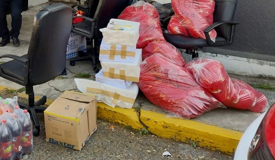 Escritorios, sillas y propaganda del Partido del Trabajo quedaron sobre la vía pública tras el desalojo en la calle Hombres Ilustres. Foto Especial