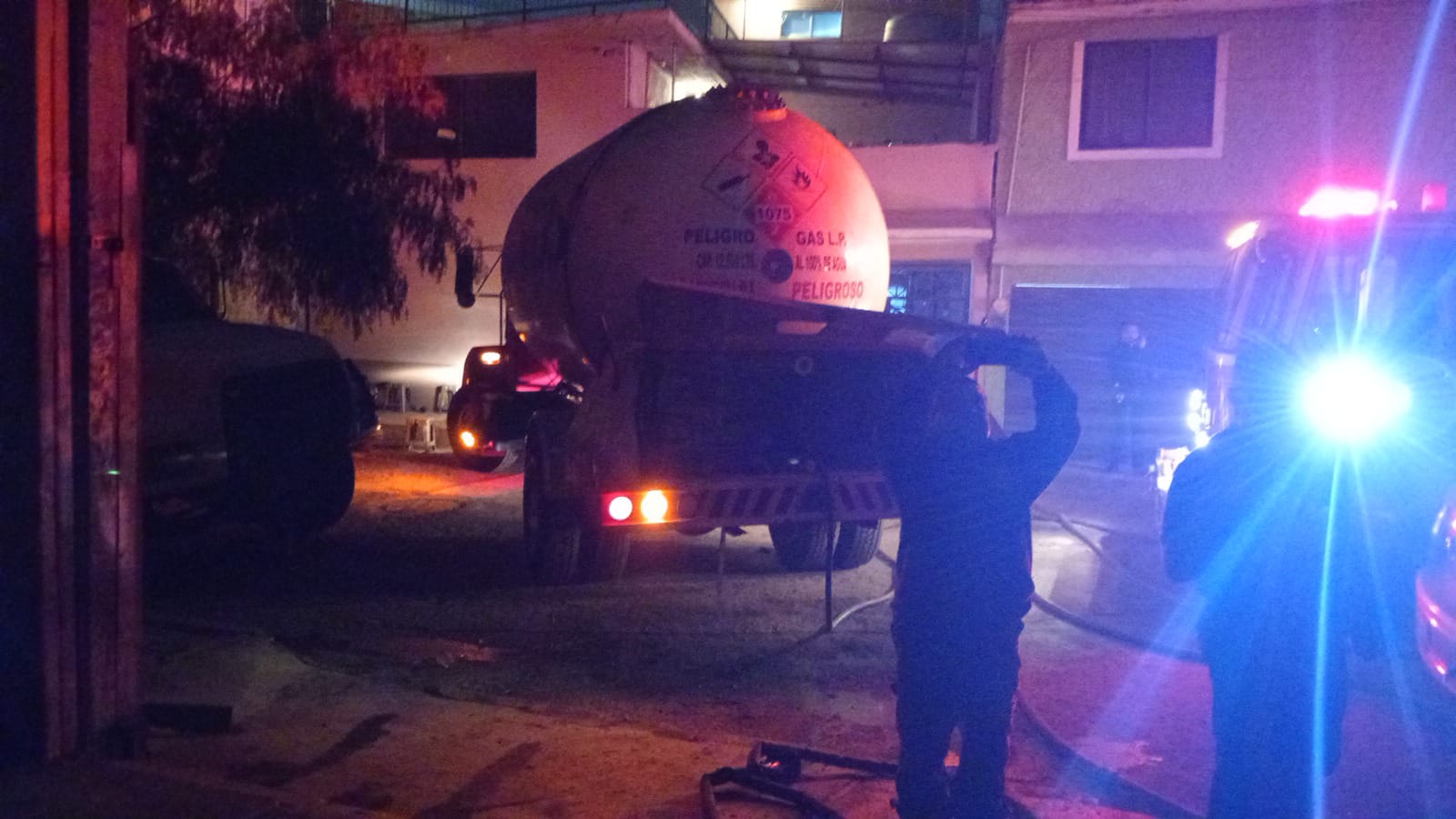 La explosión de una pipa de gas en la calle 20 de noviembre generó alarma en la colonia Miguel Hidalgo. Foto Especial