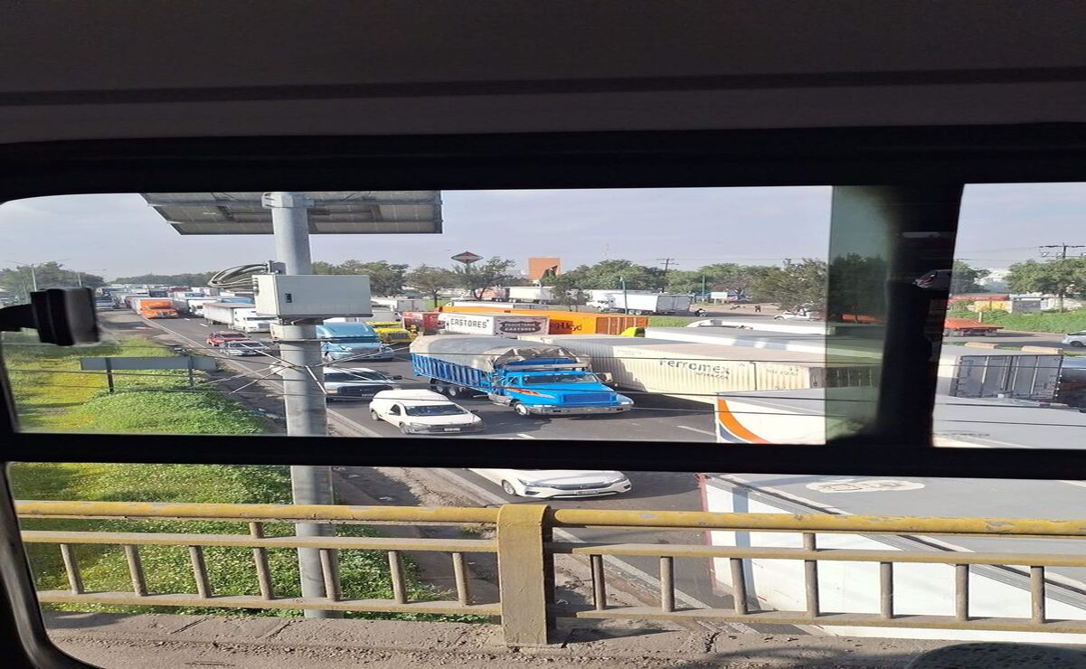 El caos vial en la carretera México-Querétaro se mantiene a casi 24 horas por una protesta vecinal donde exigen el cese a construcciones de naves industriales. Foto: Especial