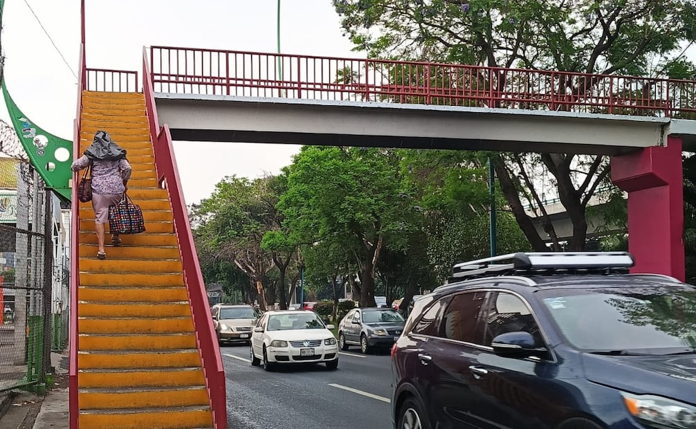 Peatones buscan refugio bajo puentes y comercios ante la inesperada lluvia en Tlalnepantla. Foto Especial