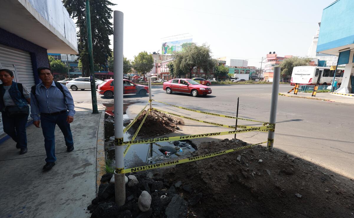 Desde el lunes pasado una fuga provocó el reblandecimiento del asfalto generando un socavón qué rebaza el metro y medio de diámetro en la colonia el Seminario. Foto: Alejandro Vargas / El Universal Estado de México