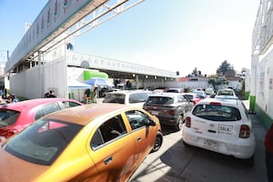 Mexiquenses saturan verificentros y agotan hologramas ante el inminente "Hoy No Circula" en Toluca