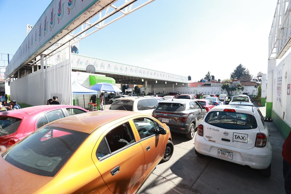 El objetivo de estas largas jornadas es evitar la multa por verificación extemporánea, que asciende a los 3 mil 395 pesos. Foto Alejandro Vargas / El Universal