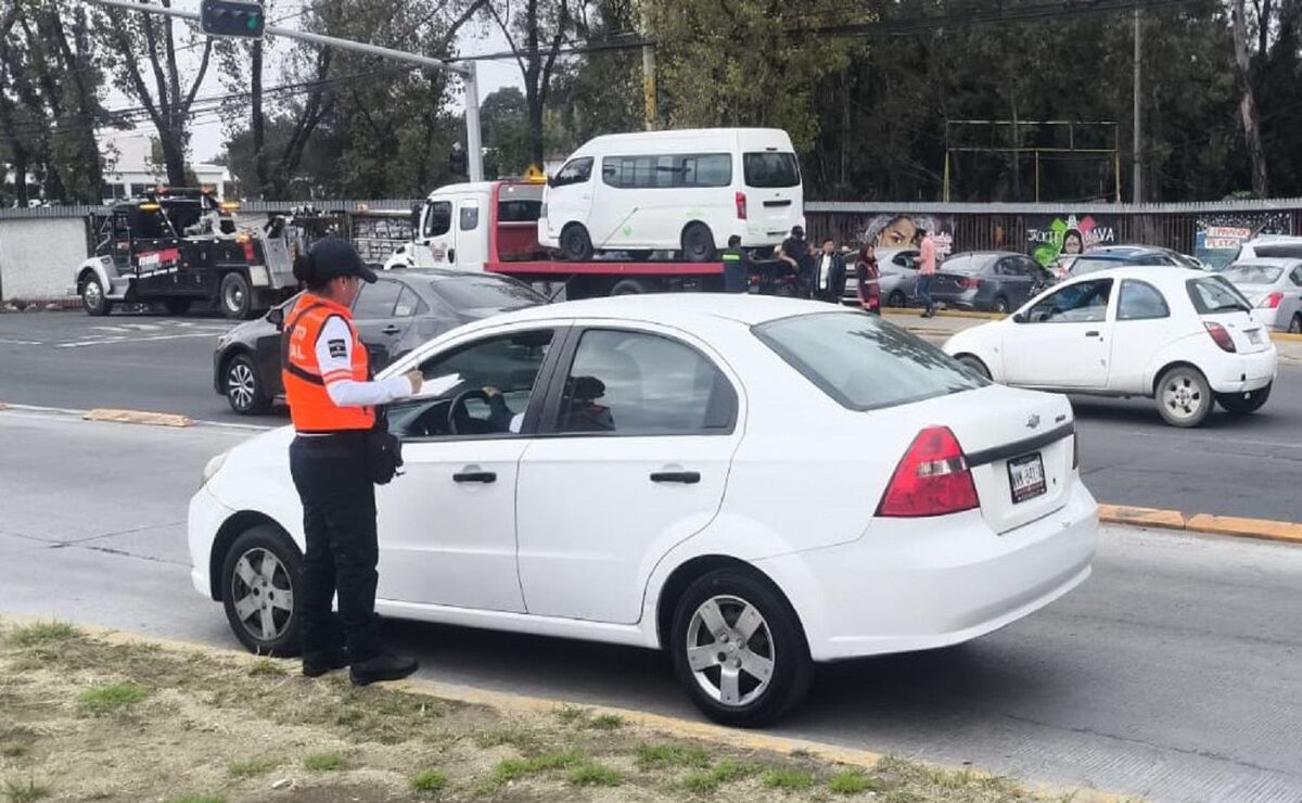  29 unidades particulares y de servicio público fueron remitidas al depósito vehicular por invadir el carril del Mexibús. Foto: Especial