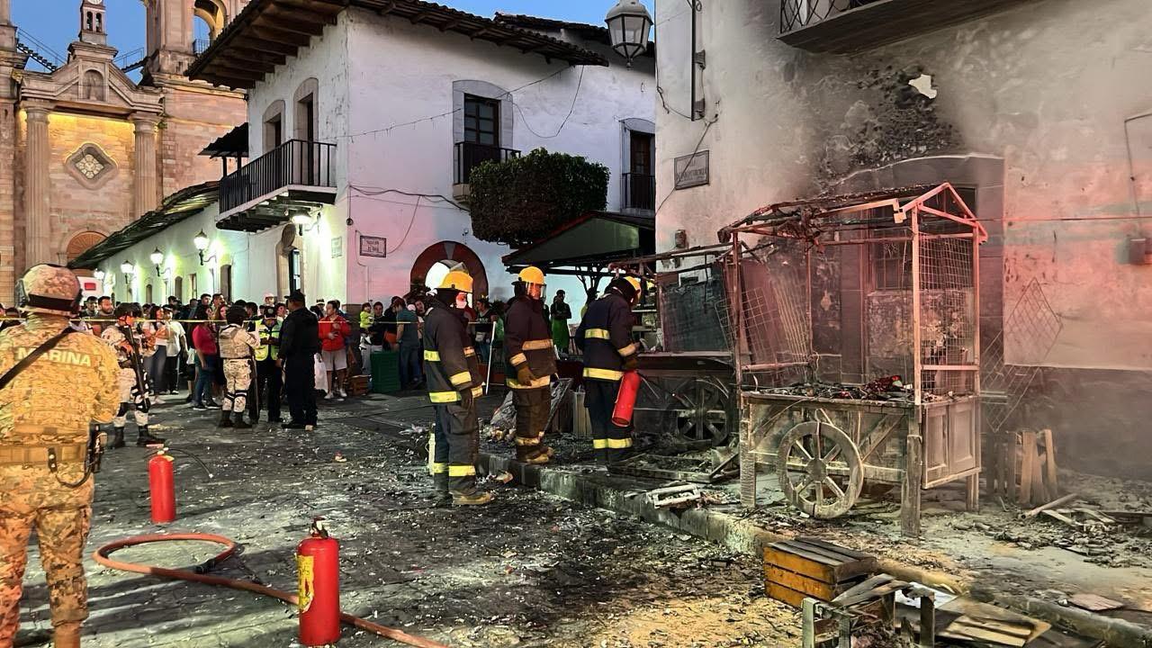 Fuegos artificiales provocan un incendio en el centro de Valle de Bravo, afectando el "callejón del hambre". Foto Especial