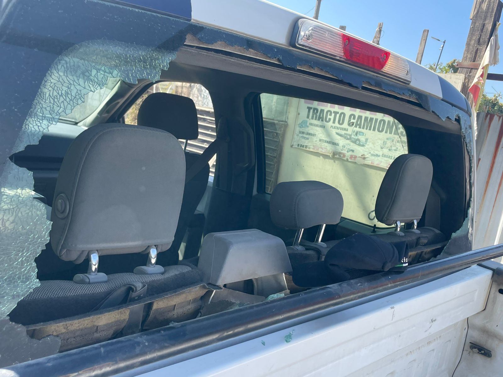 Grupo de choque daña unidades policiacas.