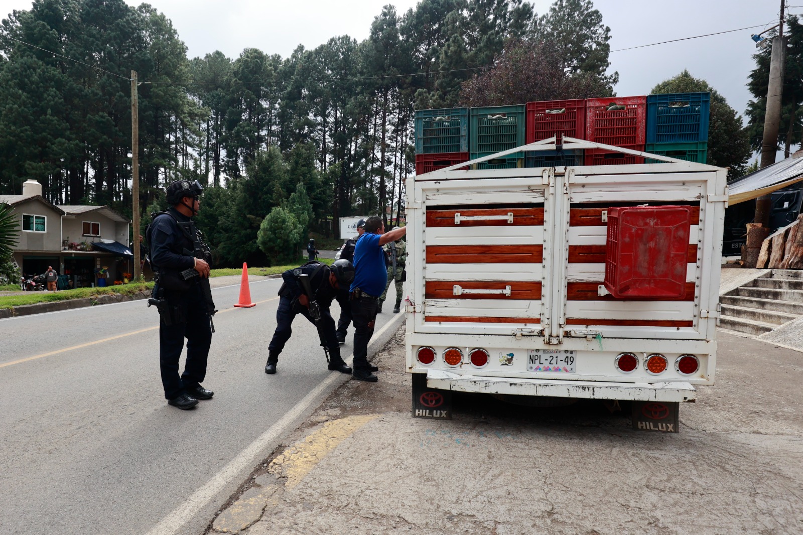 Los automóviles son revisados por los elementos de la SSE, SEDENA y Guardia Nacional. Foto Alejandro Vargas