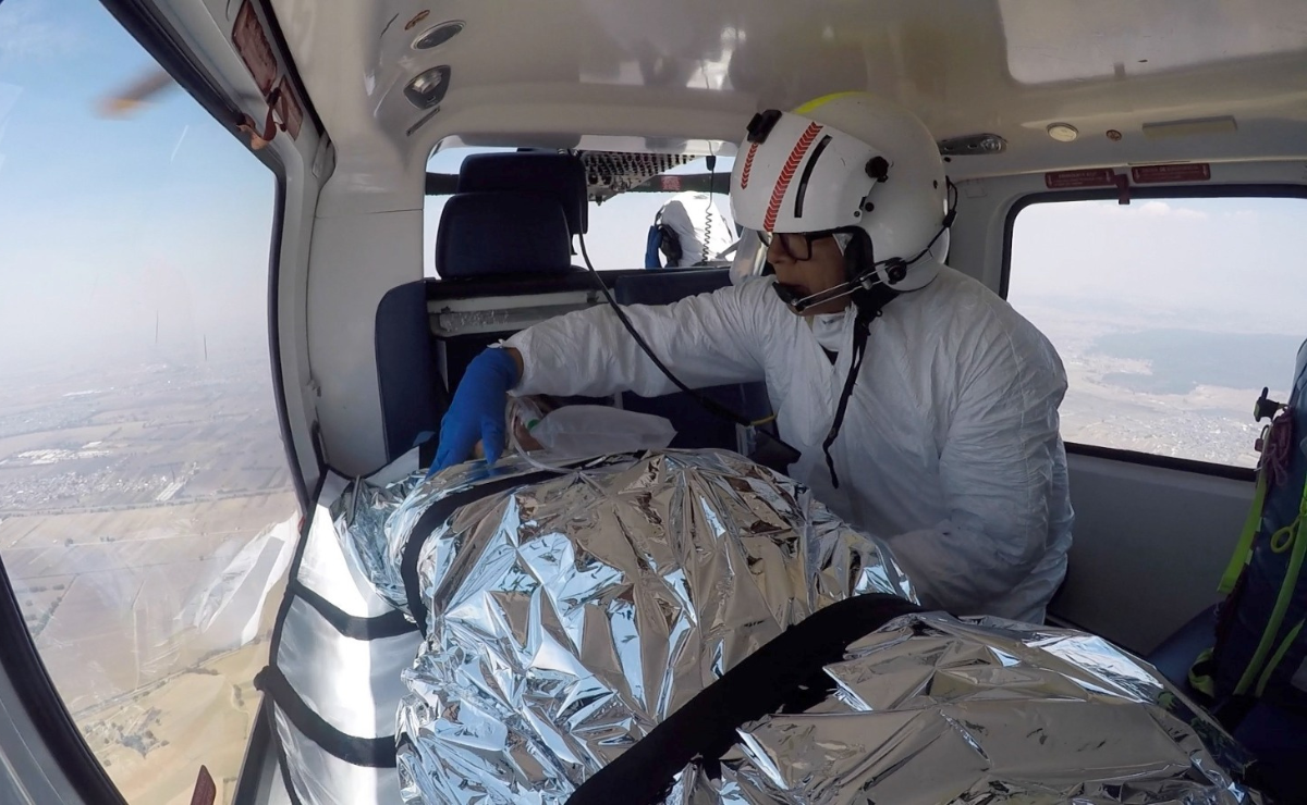 El "Grupo de Rescate Aéreo Relámpagos" traslada a un paciente al Hospital Juárez de México, parte del convenio que ha salvado 199 vidas. Foto: Especial