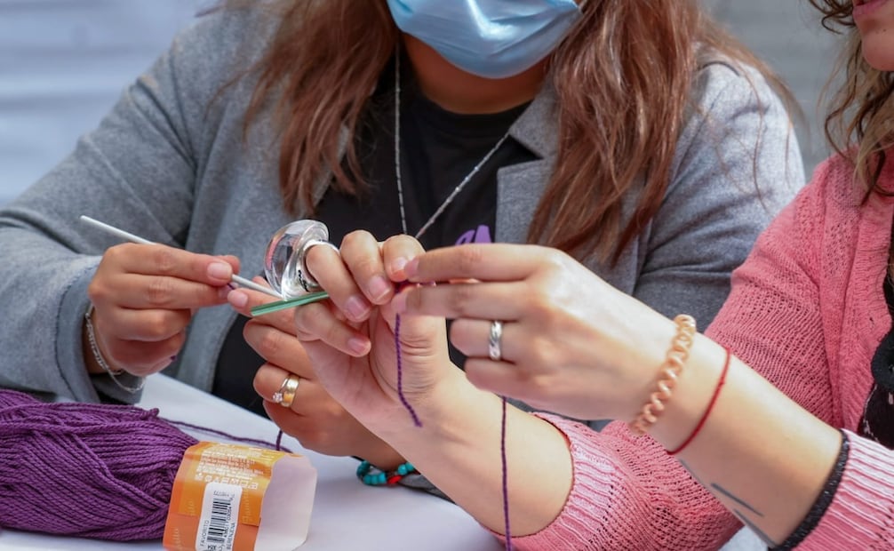 La Secretaría de Igualdad Sustantiva entrega estambre gratuito en el Centro de Ciencias Sociales y Humanidades para facilitar la participación. Foto Especial