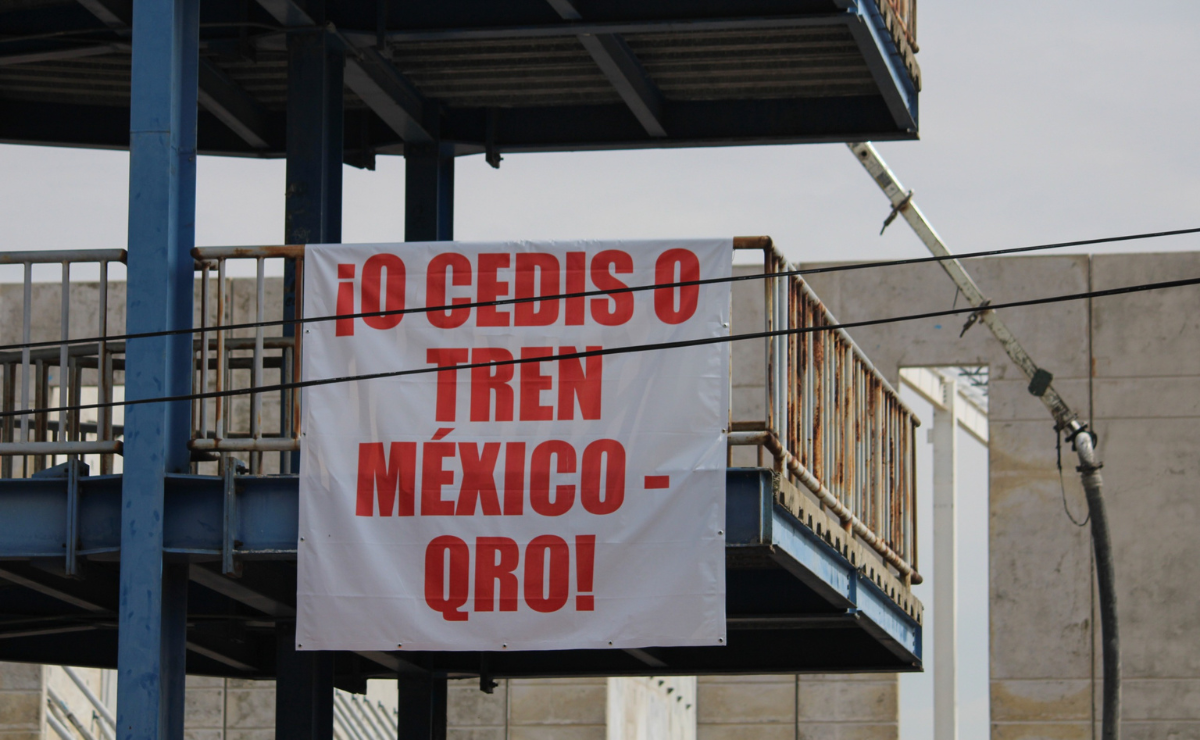 "O CEDIS o Tren México-Querétaro": El mensaje claro de los habitantes de Cuautitlán, que protestan contra una obra que amenaza con paralizar sus calles y afectar el acceso al Suburbano. Foto: Darío Luna