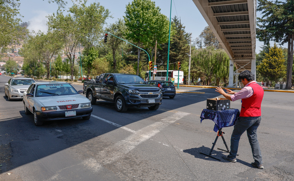 Aprovecha cada segundo del cambio de luces para sorprender a conductores y peatones / Foto: Arturo Hernández