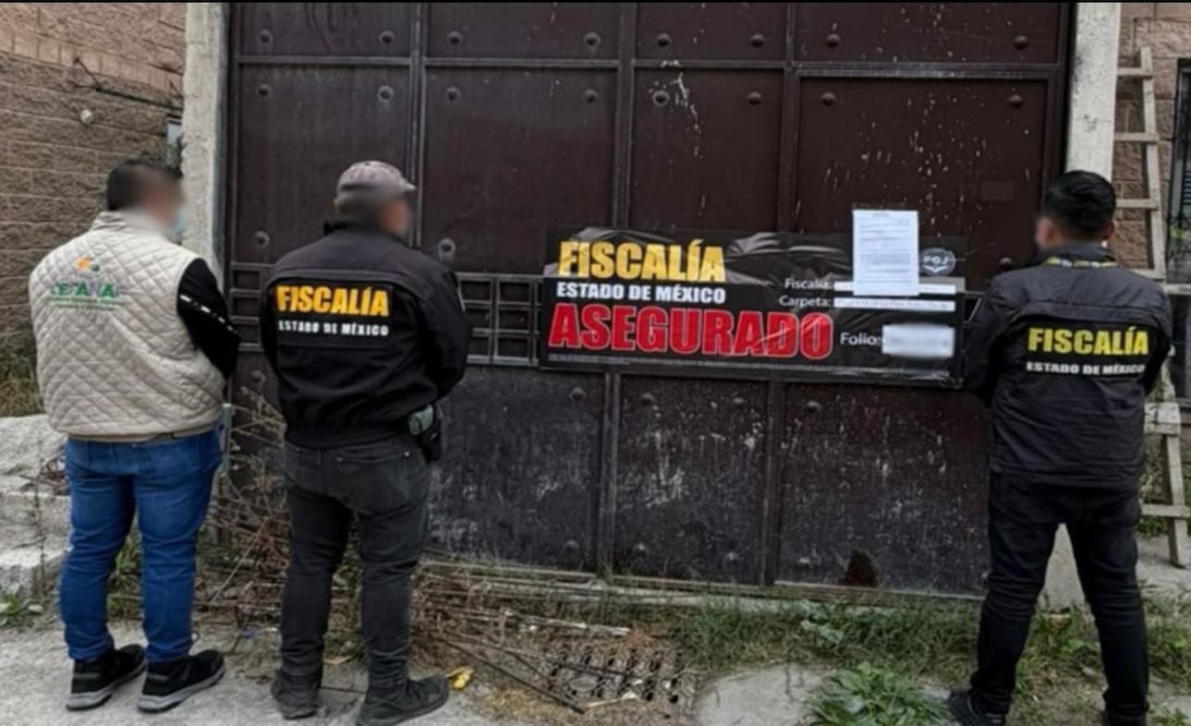 Personal de la Fiscalía mexiquense coloca sellos de seguridad tras el operativo de protección animal en Ixtapaluca. Foto Especial