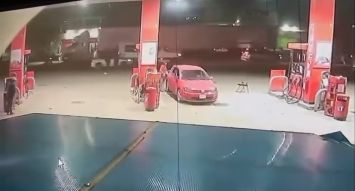 El vehículo robado es un Volkswagen Golf modelo 2016 de color rojo, con placas de circulación NWU7503 del Edomex. Foto Especial