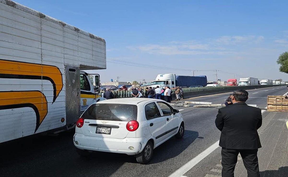 El bloqueo se registra en ambos sentidos de la carretera de peaje, a la altura del kilómetro 29+300. Foto: Especial