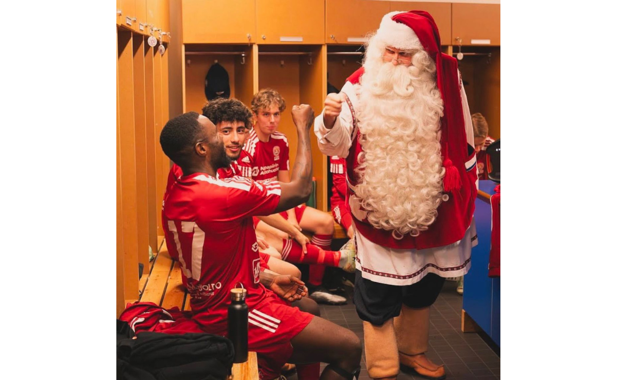 Los jugadores del FC Santa Claus posan con sus camisetas icónicas en rojo y blanco, símbolo de su compromiso con la solidaridad / Foto: Especial