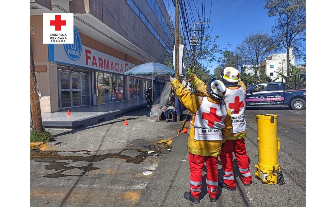 Bomberos trabajan para controlarlo, con apoyo de dos ambulancias y un camión de rescate de la Cruz Roja Foto: CR