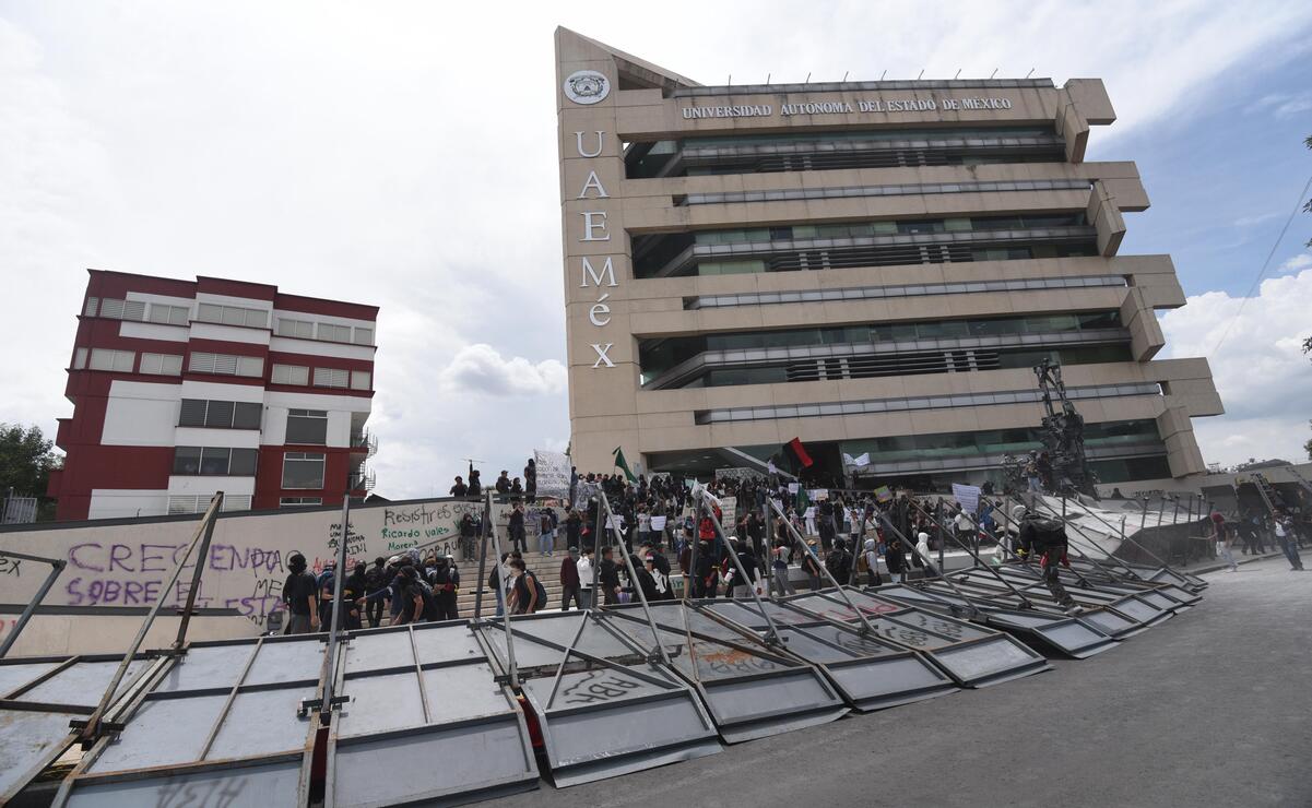 Vidrios rotos y salas afectadas: el lamentable estado del Edificio Administrativo de la UAEMéx tras la toma y las protestas / Foto: Arturo Hernández