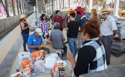 Vecinos de Tultepec comen pollos rostizados en la estación del Tren Suburbano tras protesta