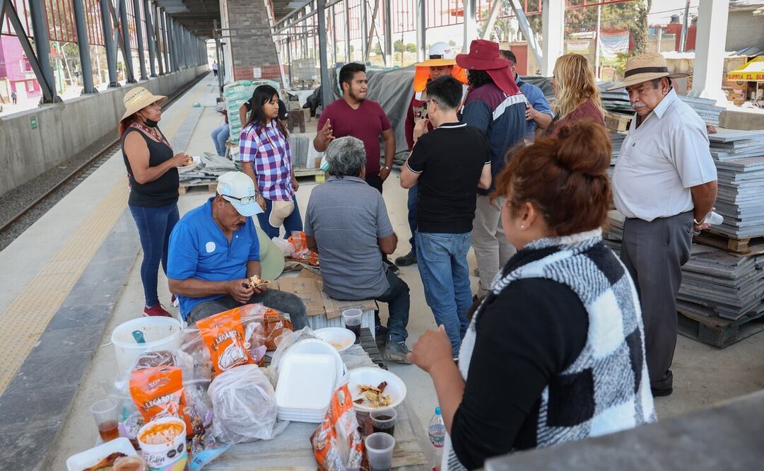 Vecinos de Tultepec utilizaron las tarimas del Tren Suburbano para comer pollo rostizado después de retirar a los trabajadores. Foto: Luis Camacho