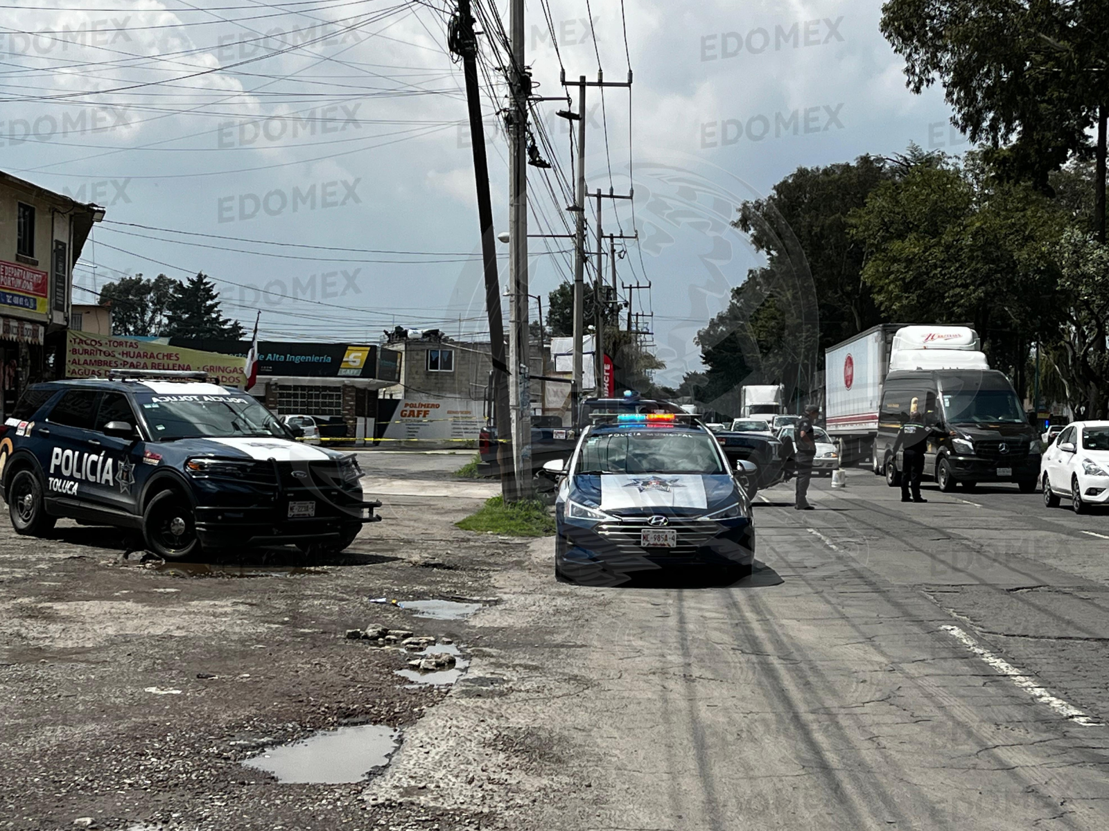 Automovilistas y comerciantes de la zona alertaron a los elementos de la Dirección General de Seguridad y Protección de Toluca / Foto Alejandro Vargas