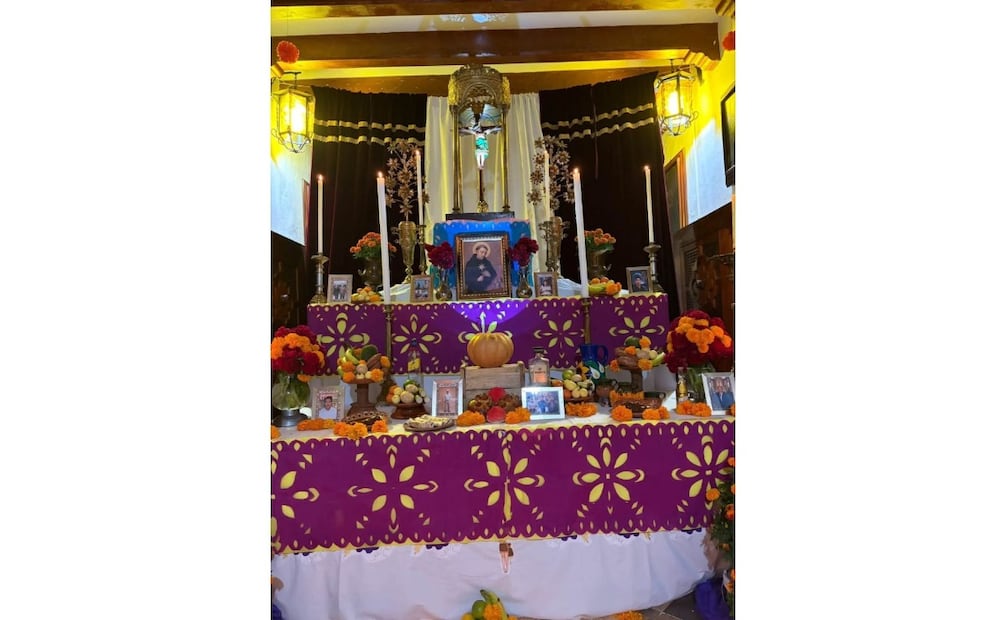Vecinos y visitantes acudieron al Santuario de Chalma para admirar la ofrenda de Día de Muertos. Foto especial