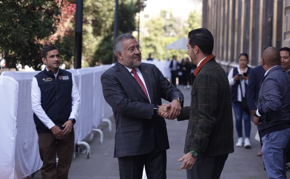 Autoridades y legisladores mantienen reuniones para dar seguimiento a temas de la administración estatal. Foto Alejandro Vargas / El Universal