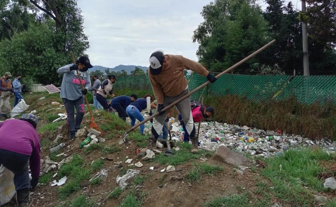Capulhuac limpia el Río Acalote: Más de 12 toneladas de basura fueron retiradas por 230 personas, uniendo a la comunidad y autoridades para prevenir inundaciones y cuidar el ambiente. Foto: Especial
