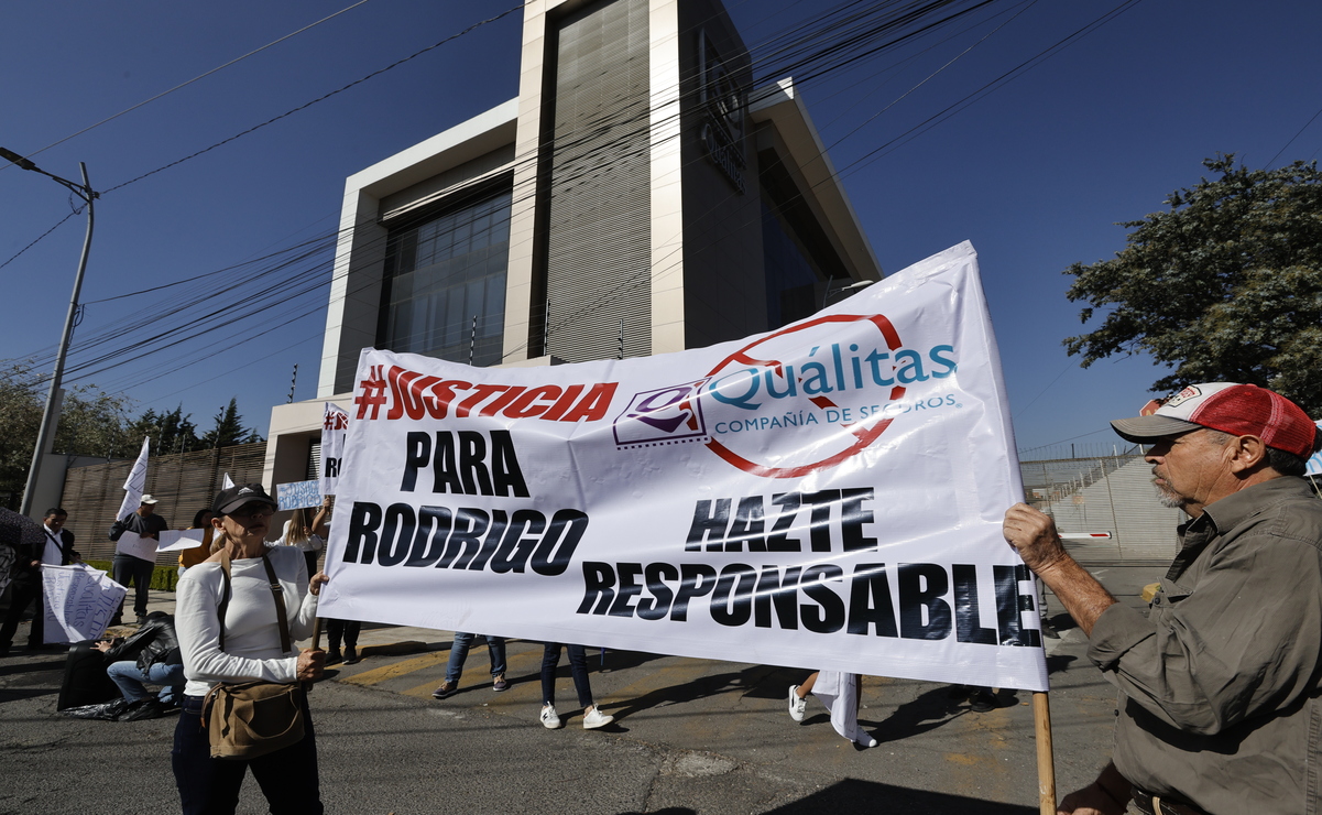 Tras la manifestación, la madre de Rodrigo logró reunirse con un representante de la aseguradora Qualitas. Foto: Jorge Alvarado / El Universal Estado de México