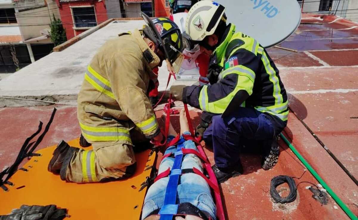 Los servicios de emergencia realizaron las labores necesarias para rescatar al joven y trasladarlo de emergencia al  hospital "Adolfo López Mateos" de Toluca. Foto: Especial