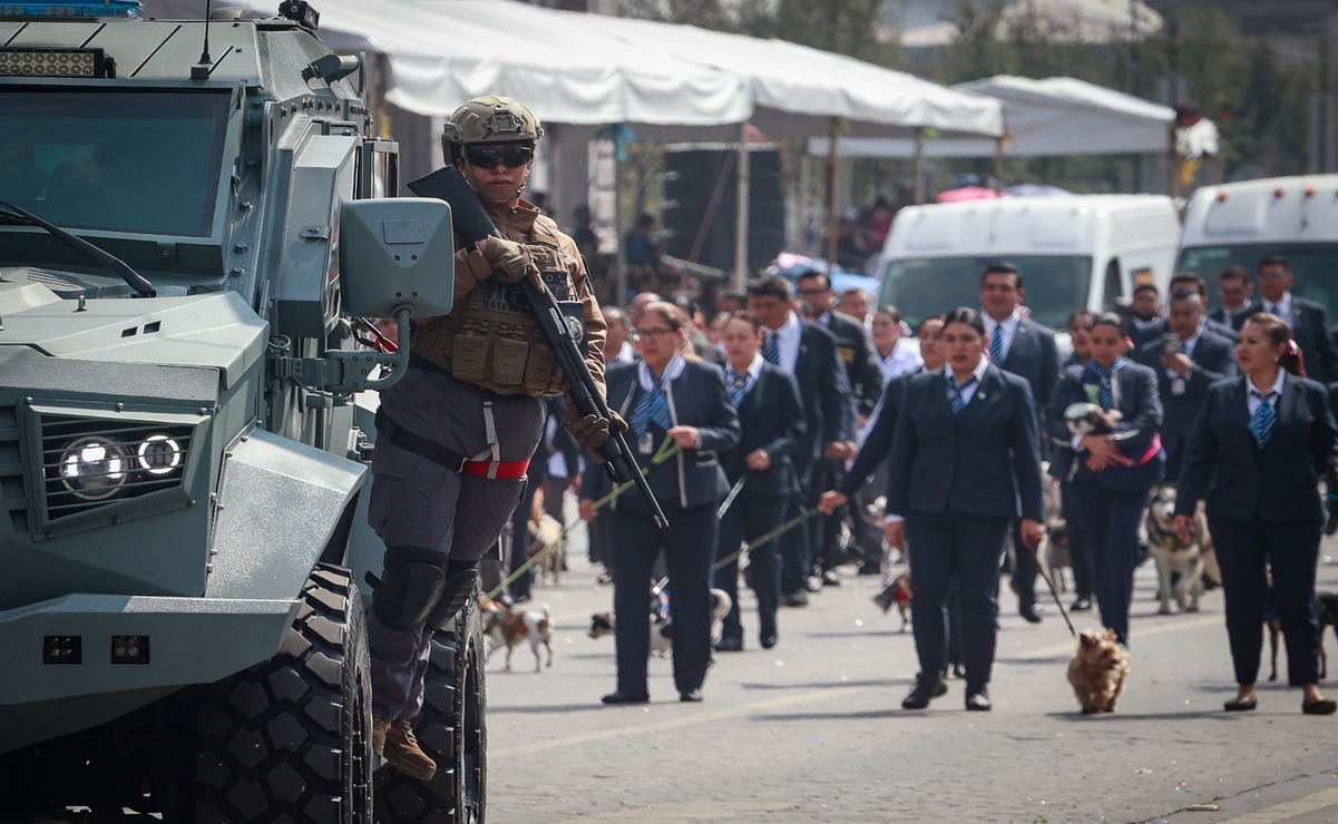 El contingente de la SEDENA desfiló por las calles de Toluca, durante el desfile cívico-militar por el CCXIV Aniversario del Inicio de la Independencia de México. Foto: Alejandro Vargas