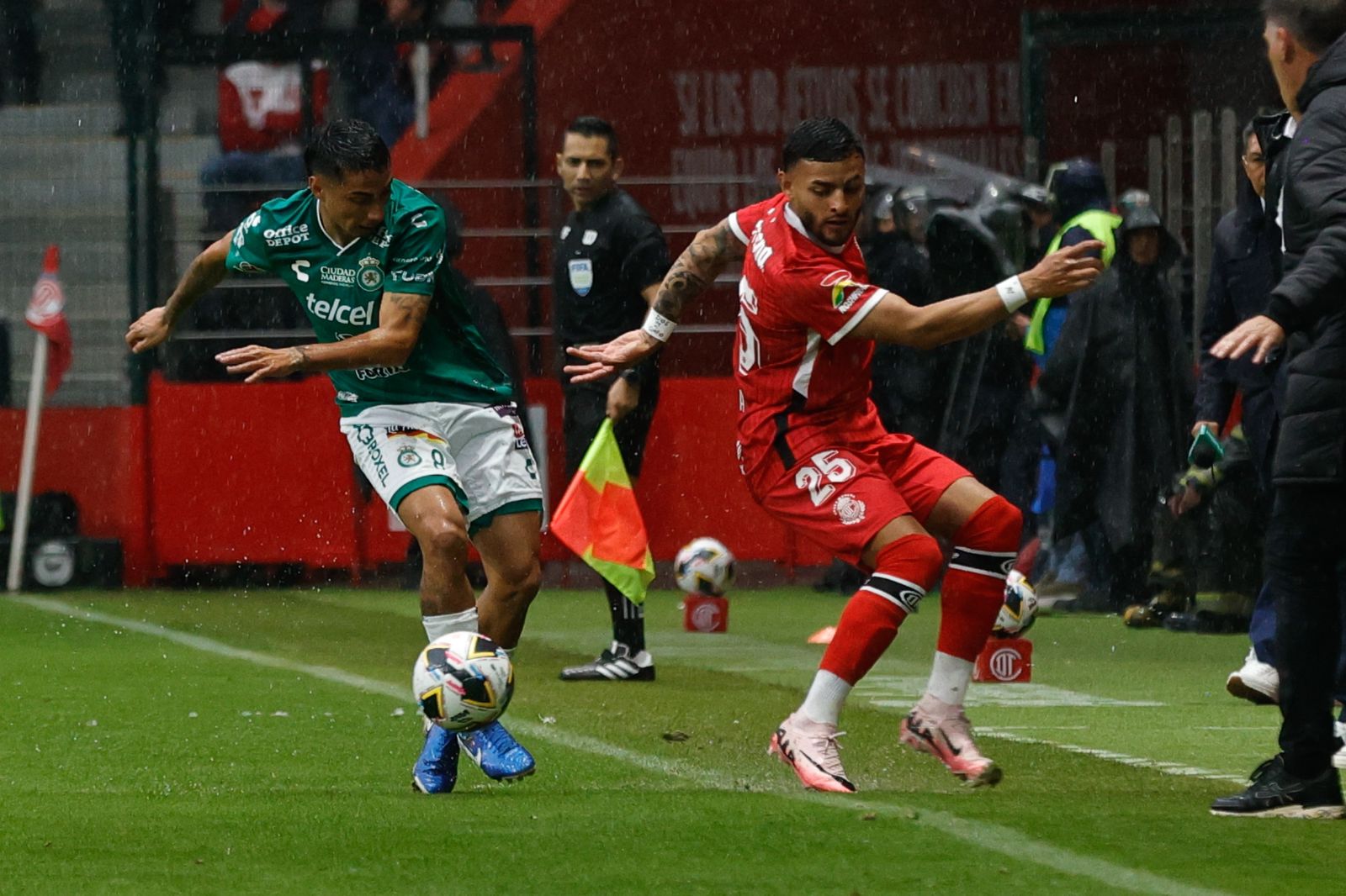 Los diablos mantenían por momentos la posesión del balón. Foto Jorge Alvarado