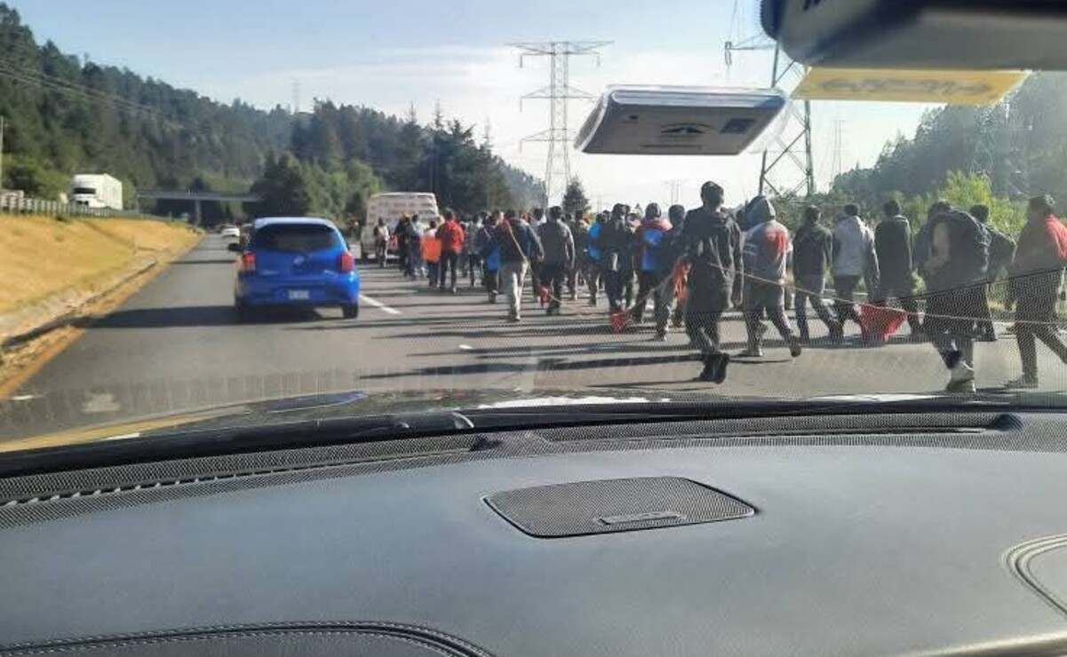 Los estudiantes caminan por uno de los carriles de la carretera México-Toluca / Foto Especial
