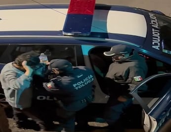 Dan de baja a policías de Toluca captados en video por abuso de autoridad