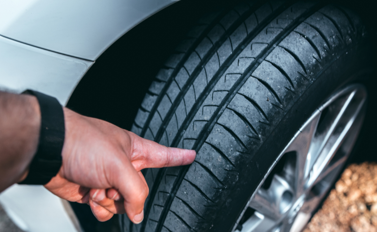 Antes de salir a conducir asegúrate que las llantas tengan una profundidad de dibujo adecuada y que tengan la presión correcta. Foto:Getty Images / iStockphoto