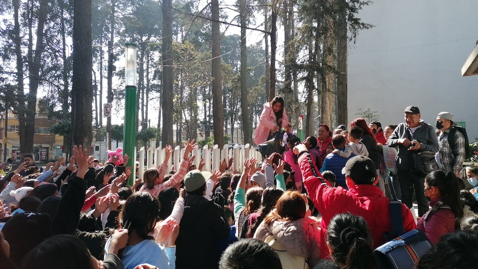 Niños reciben peluches por Día de Reyes
