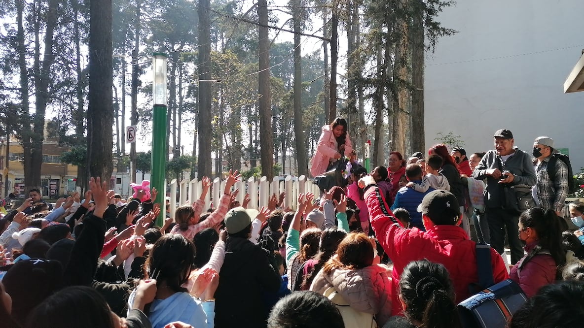 Diversas familias mexiquenses se sumaron a la jornada llevando pelotas, dulces y ropa para los pacientes y sus acompañantes. Foto Especial