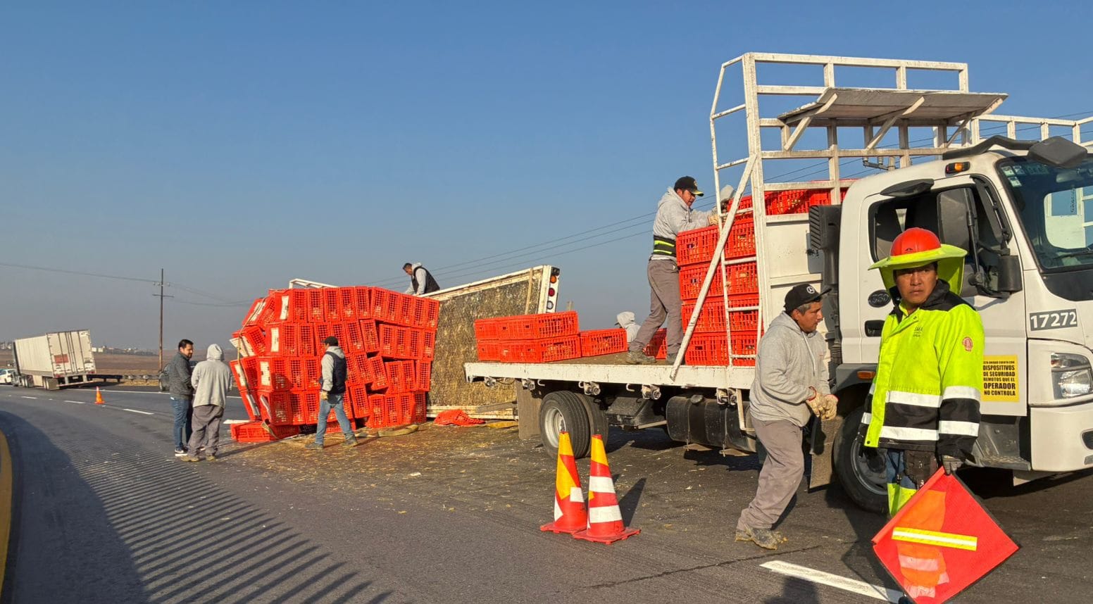 Dicha unidad siniestrada bloqueó uno de los carriles además de que la carga quedó regada sobre la cinta asfáltica. Foto: Claudia Rodríguez/ El Universal