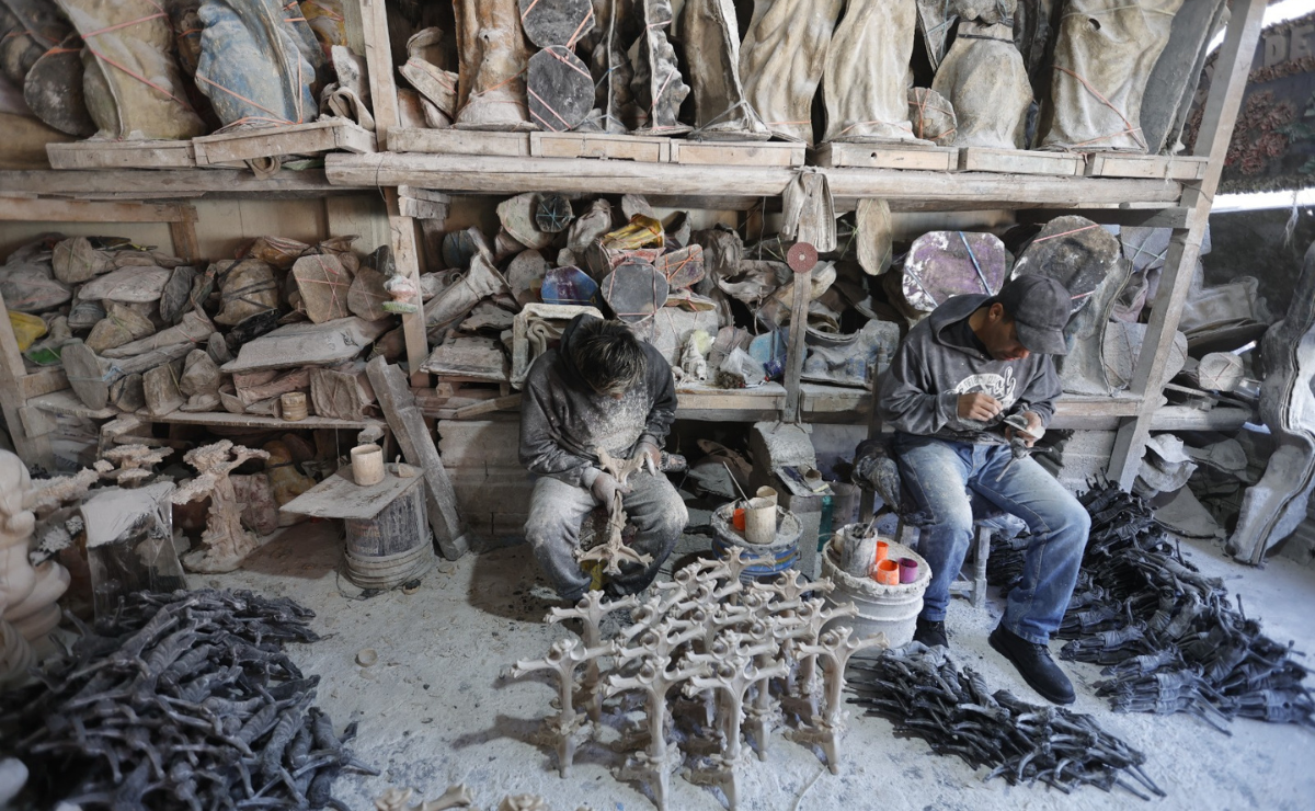 Desde lo sagrado hasta lo fantástico: la variedad de figuras de resina creadas en este taller de Toluca. Foto: Jorge Alvarado