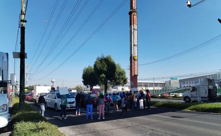 Vecinos de Totoltepec bloquean el Bulevar Aeropuerto para exigir bacheo