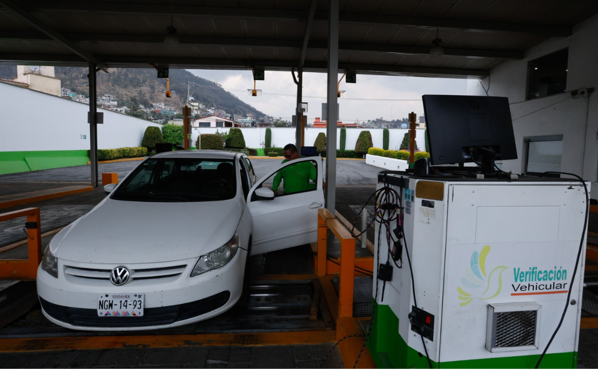 Un automovilista espera su turno para verificar su vehículo en un verificentro del Estado de México / Foto: Jorge Alvarado