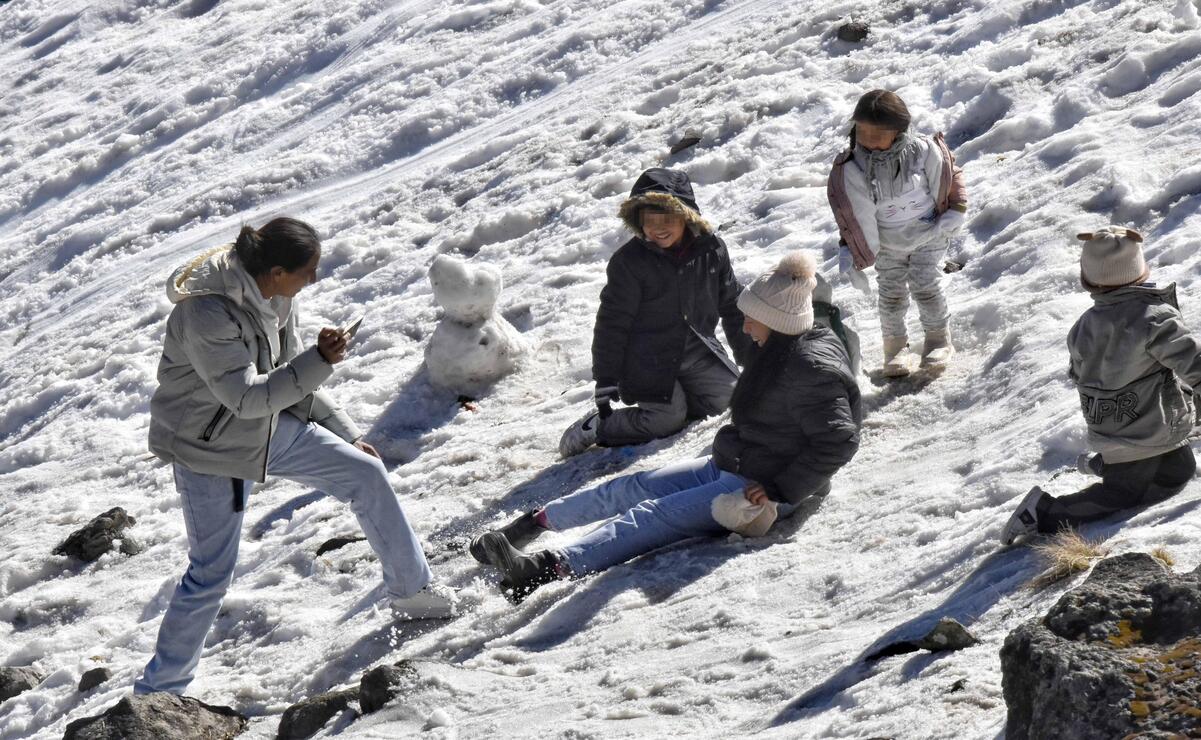 Cientos de visitantes llegan al Volcán Xinantécatl atraídos por los paisajes nevados de la temporada / Foto Especial