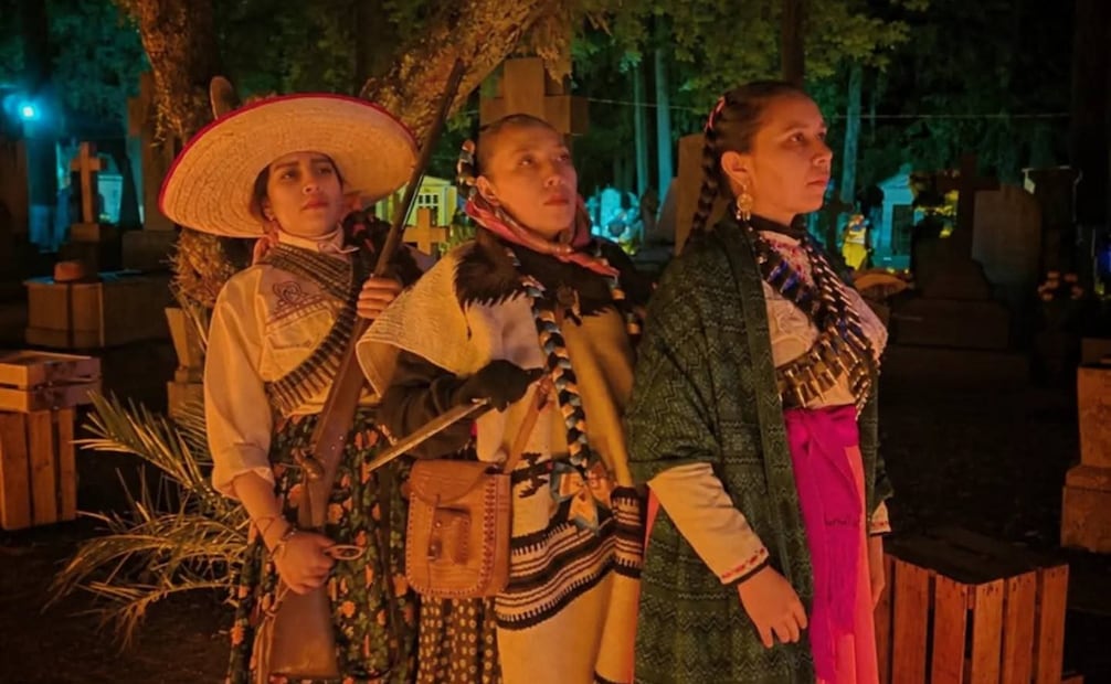 Personajes históricos cobran vida durante los recorridos nocturnos por el panteón de Toluca. Foto especial