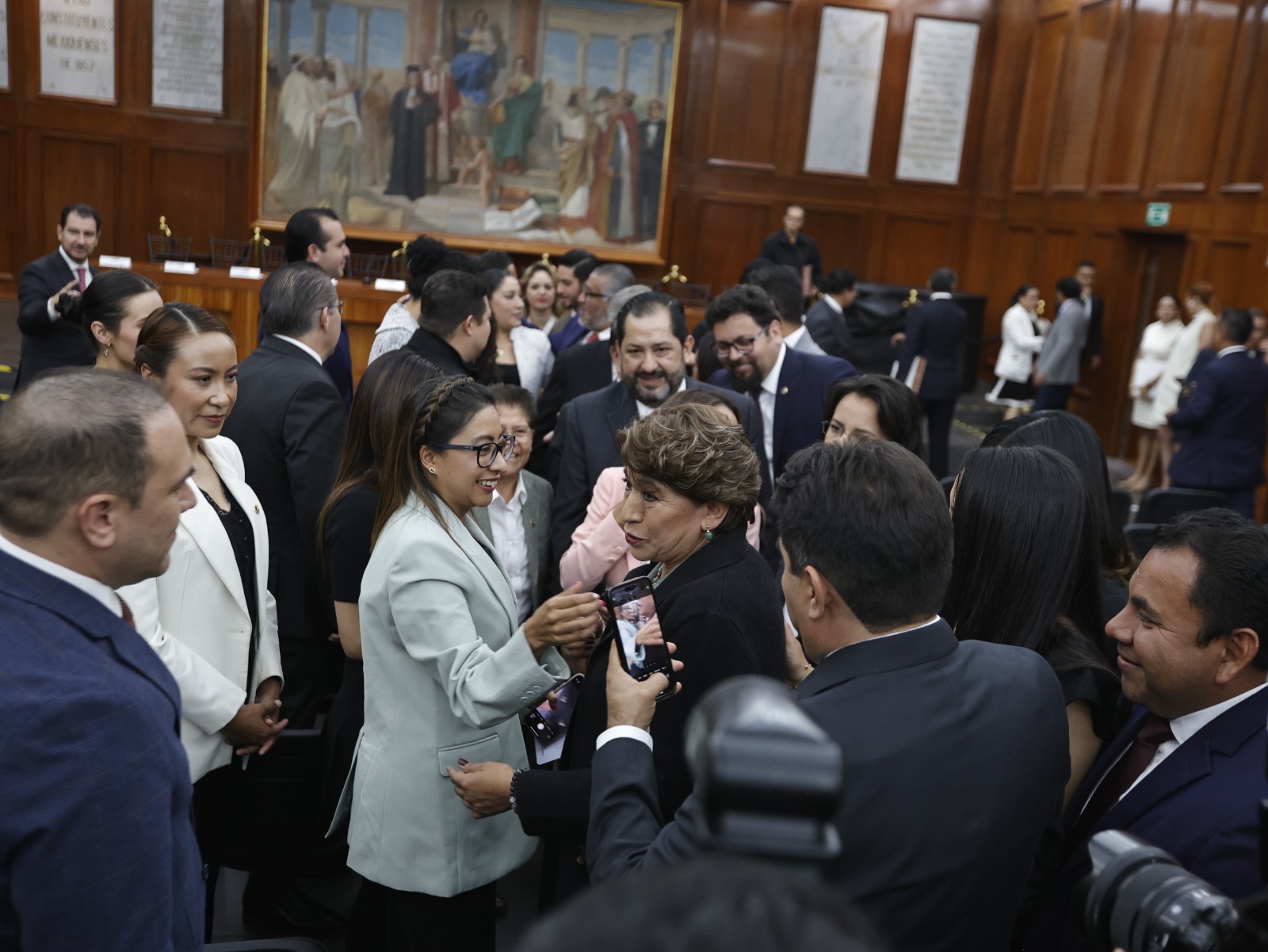 La gobernadora del Estado de México, Delfina Gómez Álvarez, decidió entregar su informe de manera directa. Foto Jorge Alvarado