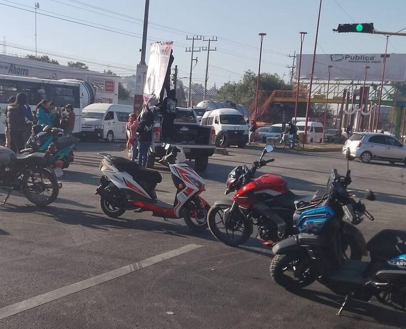 Motocicletas y familiares bloquean ambos sentidos de la carretera federal México-Texcoco a la altura del Conalep. Foto Especial